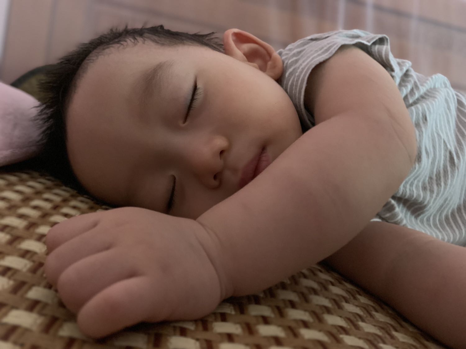 Trước cả nhà “khổ” vì cu tý khóc suốt :( . Biết qua 1 người bạn ở Hà Nội cầm về cho. Giờ dịch bạn ko về được. Lên thử tiki serch lại có. Lọ đầu tiên cu tý đã ổn, bú tốt, ngủ ngon… sản phẩm tốt!!! Thực sự cảm ơn shop đã nhập khẩu sản phẩm men thực sự “xịn” này về giúp bao bố mẹ và bé đỡ “khổ” đúng nghĩa… ❤️