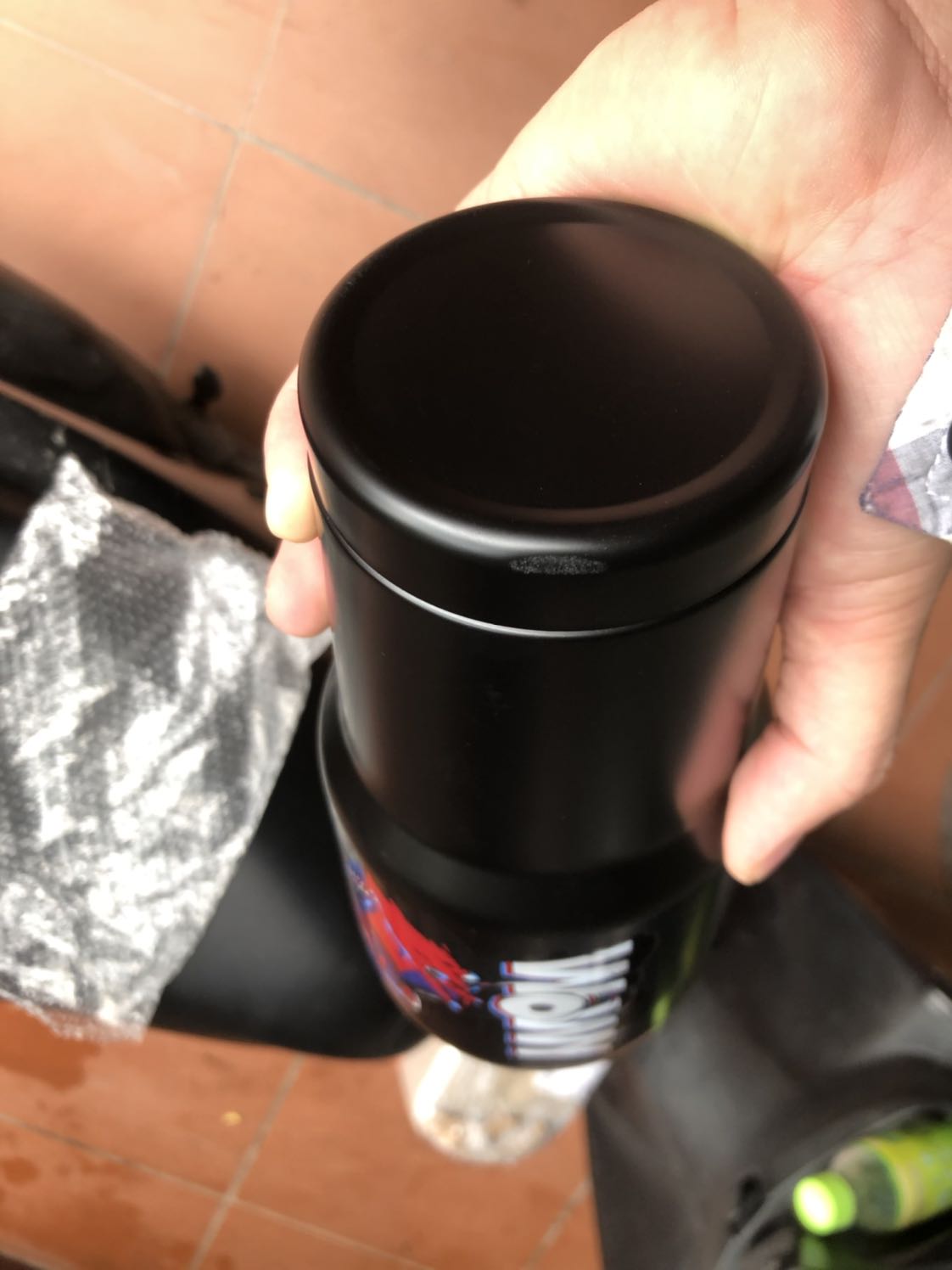 Giao hàng nhanh 
Nhân viên nhiệt tình lễ phép
Hàng đúng quảng cáo
Chủ yếu lấy cái cốc nên khá hài lòng, cốc to đẹp đúng màu đen mình thích
Tuy nhiên hơi méo phần đáy nhưng không sao
Pepsi thì không quan trọng
Sẽ mua tiếp vì lầm đầu mua thấy ok hơn Shoppe hay *** cái khoản giao siêu nhanh