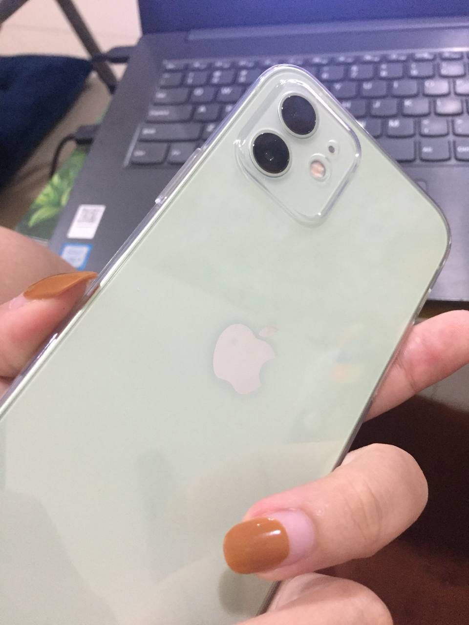 Giao hàng nhanh. Viền ốp cao hơn màn hình nên khá là yên tâm. Do ốp nhựa trong suốt nên không biết tương lai có ngã vàng không, này xài 1 tgian mới biết. Nhìn chung khá ổn.