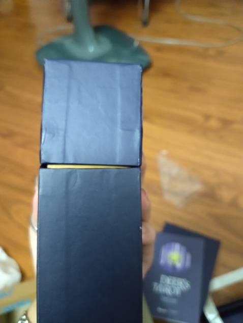 Có thể mình đã gặp lỗi từ nhà sản xuất và thực sự cảm thấy rất thất vọng. Sản phẩm còn nguyên seal nhưng khi mở ra phần hộp bên trong bị xô lệch, thậm chí rách, hộp đựng bài thì gặp tình trạng như trong ảnh cảm giác như đã bị mở ra. Mặc dù giá thành khá tốt so với thị trường nhưng mình mong có thể có một trải nghiệm tốt hơn