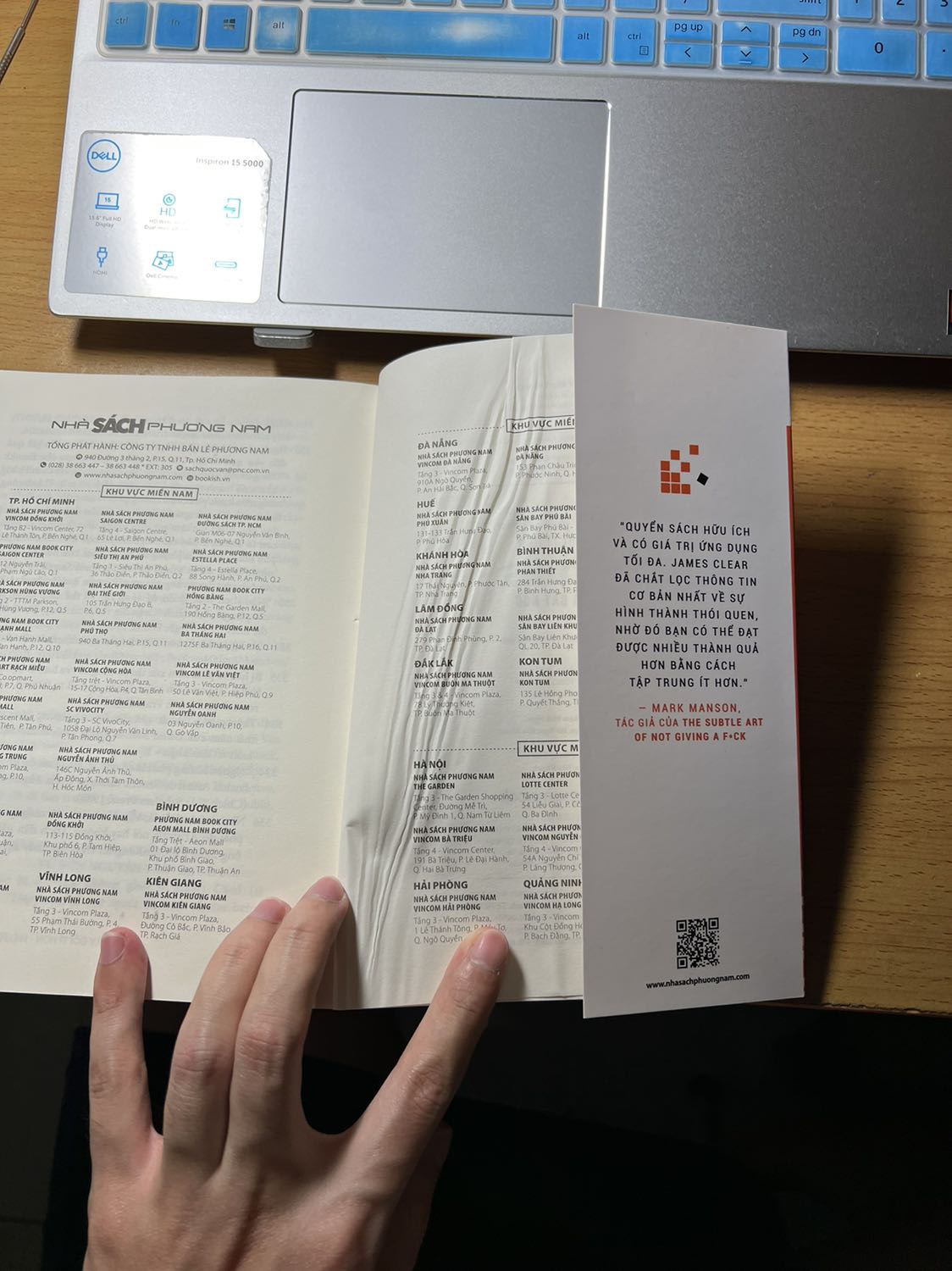 Đưa sách trên kệ giao cho khách, bìa sách móp méo. Trang cuối nhăn nheo và thừa giấy. Mở sách ra thì thấy có miếng bìa chặn sách đặt ngay giữa, chứng tỏ có người đang đọc. Rất không hài lòng