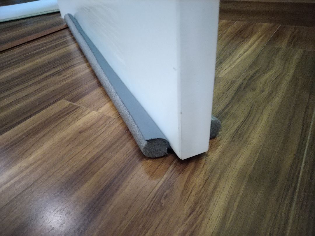 Vẫn còn mùi keo hơi nồng, trong túi và trên miếng xốp có dính ít keo. Lắp thử vào cửa, cắt ngắn dễ dàng. Do thêm ma sát nên cửa không bị gió thổi sập. Có điều lúc đóng vào thì kêu rít khá to. Sẽ theo dõi tiếp.