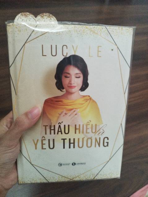 Sách đẹp, cứng cáp. Chưa đọc nhưng cảm nhận được năng lượng dịu dàng từ cuốn sách rồi.