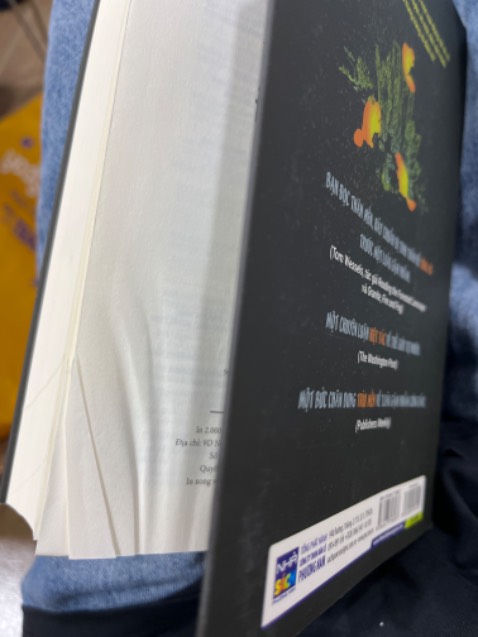 Sách bị cong, nhăn mấy chục trang cuối :((( khá thất vọng vì mình thích cuốn sách này