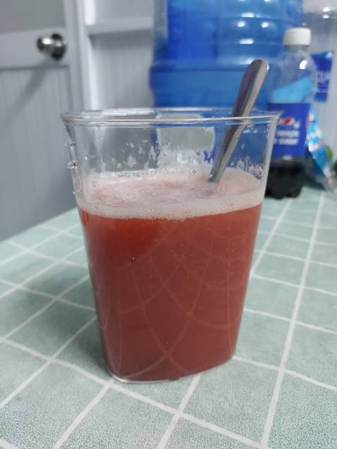 Mới ép thử lần đầu. Được ly cà chua ngon ơi là ngon!
Máy xịn nha, ép hơi bị ngon à. Nhớ cắt nhỏ trái cây ra. Khúc cuối cho ít nước vào bã rồi bỏ vô máy lại, máy ép vắt sạch hết chất dinh dưỡng trong trái cây luôn.
Rất đáng đồng tiền!