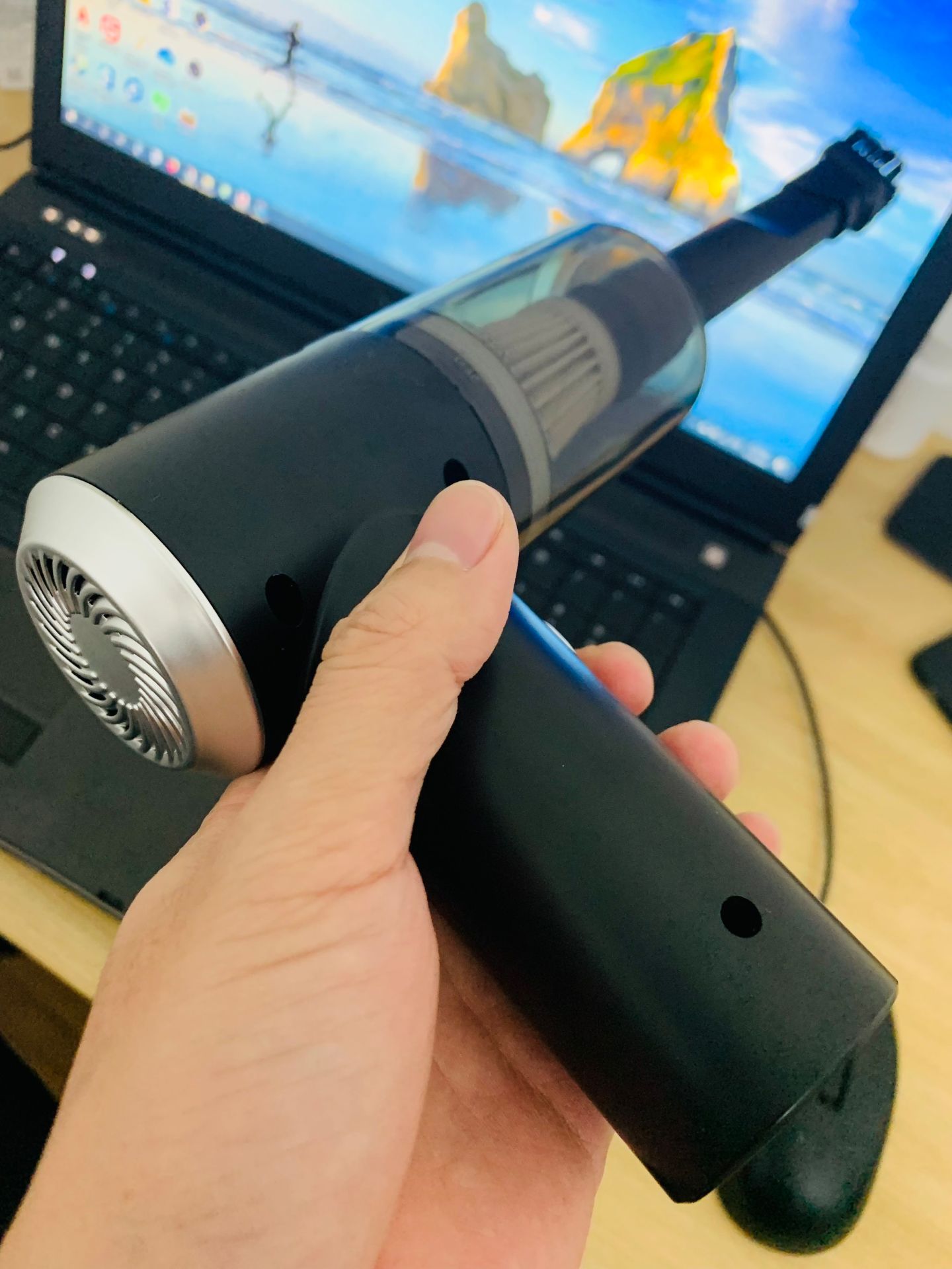 Máy gọn, đầm tay, luồn lách được nhiều ngõ ngách. Dùng một thời gian thấy ổn, lực hút mạnh. Ổn trong tầm giá.