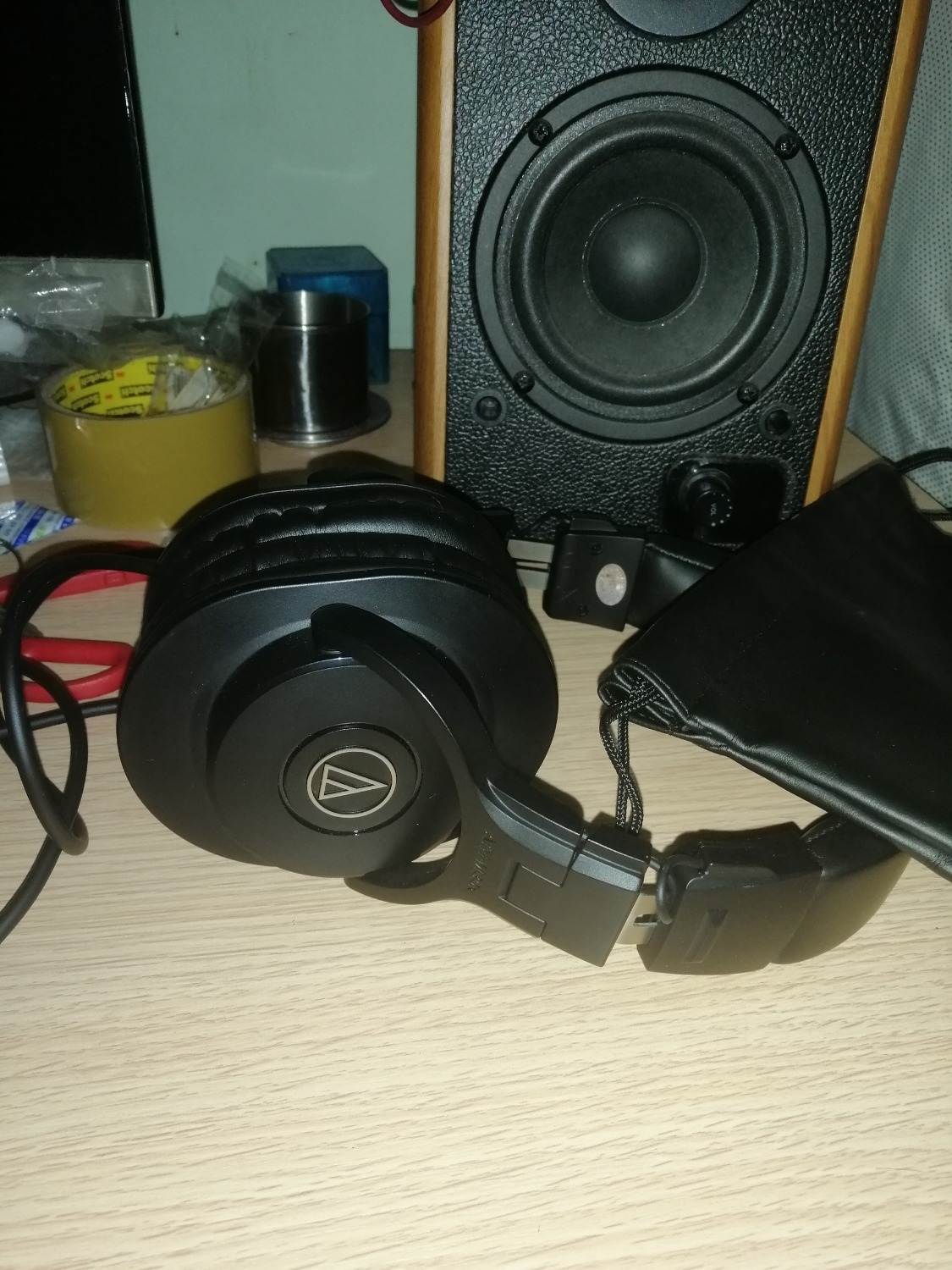 Sản phẩm hoàn thiện tốt, build chắc chắn, vì là dạng trùm tai nên cảm giác đeo khá thoải mái, không bị đau tai nhưng đeo lâu sẽ hơi nóng một xí. Ear cup xoay ngược được vào trong nên gấp gọn lại được. Mặc dù không có chống ồn chủ động nhưng cách âm rất tốt, đeo vào bật volume chưa đến 50% là không còn nghe thấy bên ngoài nói gì. Nhược điểm lớn nhất của tai nghe này là cái dây quá dài, chắc do thiết kế cho phòng thu nó thế.

Về chất âm, ưu điểm của M30x là dải mid cực kì ngọt ngào, nghe rất rõ giọng ca sĩ hát (đặc trưng xưa nay của Audio Technica). Dải treble hơi bị sib nhẹ một xí nhưng vẫn rất lung linh. Vì tập trung vào dải mid và treble nên tai nghe này thích hợp nghe vocal nữ hơn vocal nam. Bạn nào nghe nhạc vàng hoặc instrumental sẽ cảm thấy rất hay nhờ dải mid mượt mà và dải treble sáng. Về dải bass, M30x bass chắc nhưng lượng không nhiều, đối với những bài có quá nhiều bass như rock, EDM sẽ có hiện tượng ù, nên không thích hợp với các dòng nhạc này. Bạn nào muốn nghe bass thì nên lên dòng M50x.