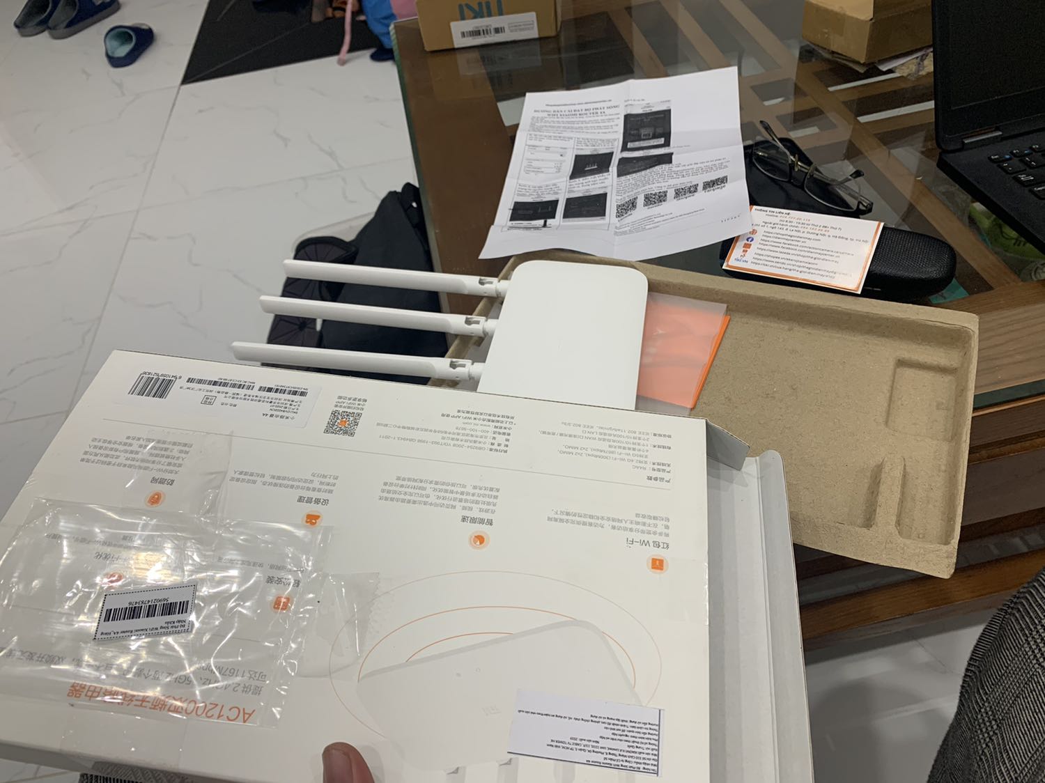 Không có dây nguồn, không có cáp mạng tặng kèm. Trong tờ giấy cảm ơn thì ghi có cáp, có nguồn, *** đảo.