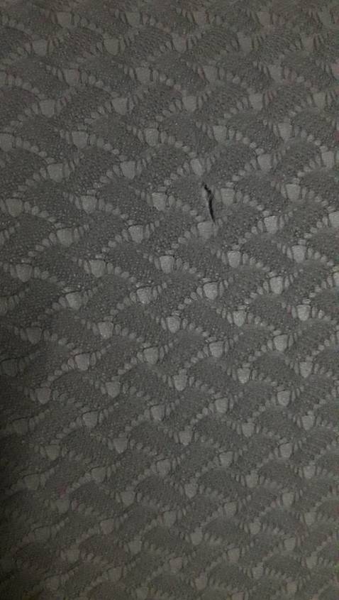 Biết là giao màu ngẫu nhiên, có nhiều màu đẹp, nhưng không nghĩ mình sẽ nhận được màu này, không thích màu đen chút nào. với lại mặt trước bị lủng 1 lõ, mặt sau bị dính mực. Háo hức đặt hàng, nôn nóng chờ nhận hàng. khi nhận hàng rồi thì không buồn để tập luôn.