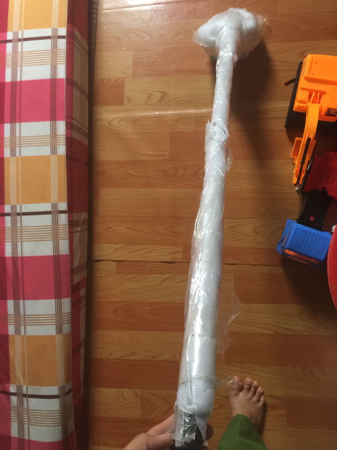 Đường kính miệng bé xíu à, ốc vặn lỏng lẻo, thân inox thiết kế khá tiện dụng, đóng gói kĩ