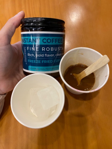 tinh thể cà phê nguyên chất nên lấp lánh, mình pha uống thơm và đậm vị, 1 lọ pha đc tầm 15 ly, sẽ tiếp tục ủng hộ shop