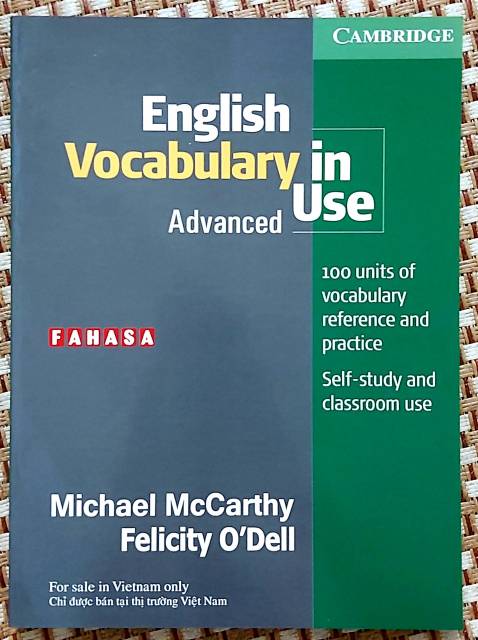 - Đặt trước Tết nên sau Tết mới có. FAHASA bọc sách kĩ, quấn giấy xốp quanh sách.
- Sách nguyên vẹn, mới, không trầy xước, gãy rách gì cả.
- Hình thức: Bìa sáng màu, bóng, bên trong giấy trắng, in ấn rõ nét. Giấy dày, không bị hiện chữ từ trang sau.
- Nội dung: 100 units xoay quanh các chủ đề từ vựng tiếng Anh nâng cao. Có giải thích, ví dụ ở mỗi unit dễ hiểu và bài tập rèn luyện sau đó.
Mình đã sử dụng English Grammar In Use (for intermediate learners) và mua đặt thêm quyển Advanced Grammar của cùng tác giả, rất bổ ích nên mua dùng thêm quyển này. Mọi người có thể an tâm tin dùng nhé!