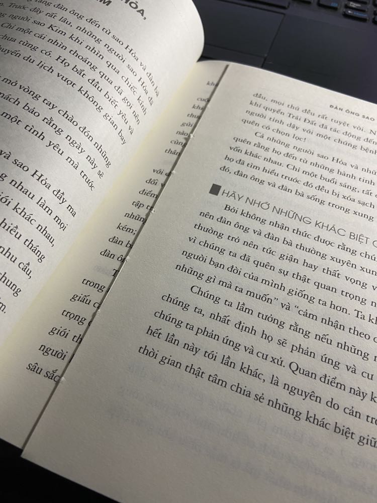 sách mới nhận về đã bị xước bìa do ko có giấy bọc làm mình rất thất vọng đặt 3 quyển của fahasa thì đến 2 quyển bìa bị xước bìa còn quyển này bìa bị dính bẩn và cong mặt trên
Hôm nay đang đọc sách mình thấy giấy bị rời ra????
mình sẽ xem xét về việc mua sách của fahasa