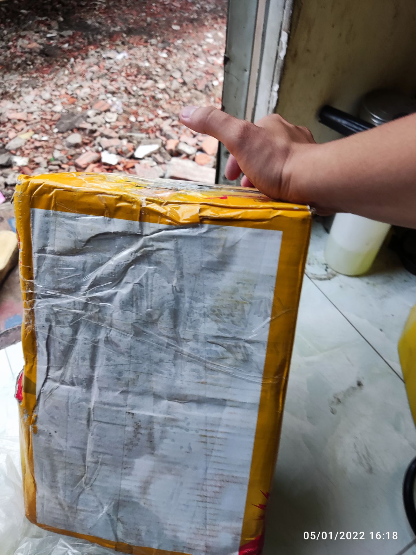 2 thùng bị lủng,nước ngọt chạy ướt mem,kiến bu