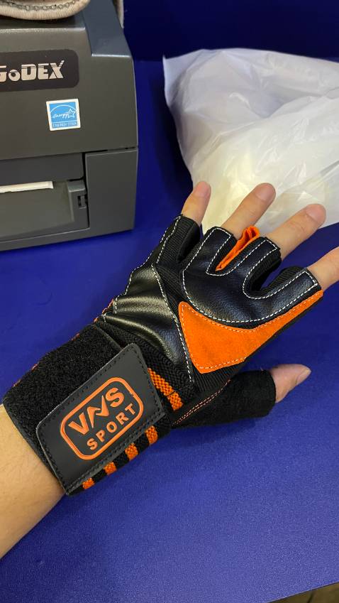 Êm tay, ôm vừa khít cảm giác khi tập có lực rất đã và có cảm giác cổ tay khỏe mạnh. Mới đầu thắc mắc cái điểm nối ở đầu ngón tay làm gì sau mới phát hiện ra là chỗ để móc vào kéo găng ra =)))