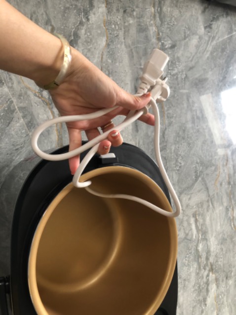 Nồi nấu chuẩn tầm gần 1 tiếng, cơm chín đều, giữ nóng cơm tốt. Bên ngoài nồi đẹp, sang, bóng loáng, dễ sử dụng. Phần dây điện của nồi hơi ngắn nên có chút bất tiện. Nước cơm sau khi nấu cần chảy xuôbsg 1 khoảnh nồi, cần chuẩn bị sẵn khăn để lau đi chứ ko để thế đc, nhưng lau cũng dễ dàng lắm. Lòng nồi nấu dày dặn, nặng tay, chống dính tốt.