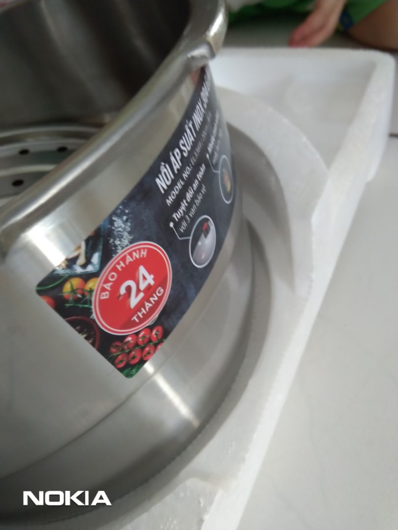 hàng mẫu mã đẹp, inox 304 dày, nắp cài rất thông minh, có lót hấp. Nồi 4 lít nhung nhỏ gọn, chắc bỏ nguyên con gà không đủ, nếu chị lại thì mua 5L.  Chỉ 1 chi tiết là đáy nồi khô g đúc nguyên khối. Hài lòng