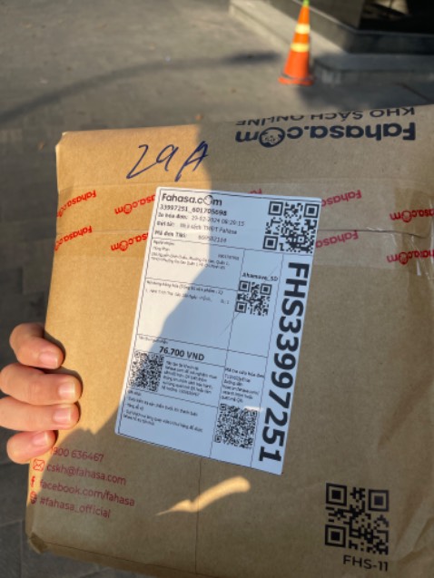 Đóng gói kỹ, sách mới tnh. Giao hàng cực nhành, hôm trước đặt hôm sau đã có. Có điều mình có bookcare mà sao lại không bọc 😭