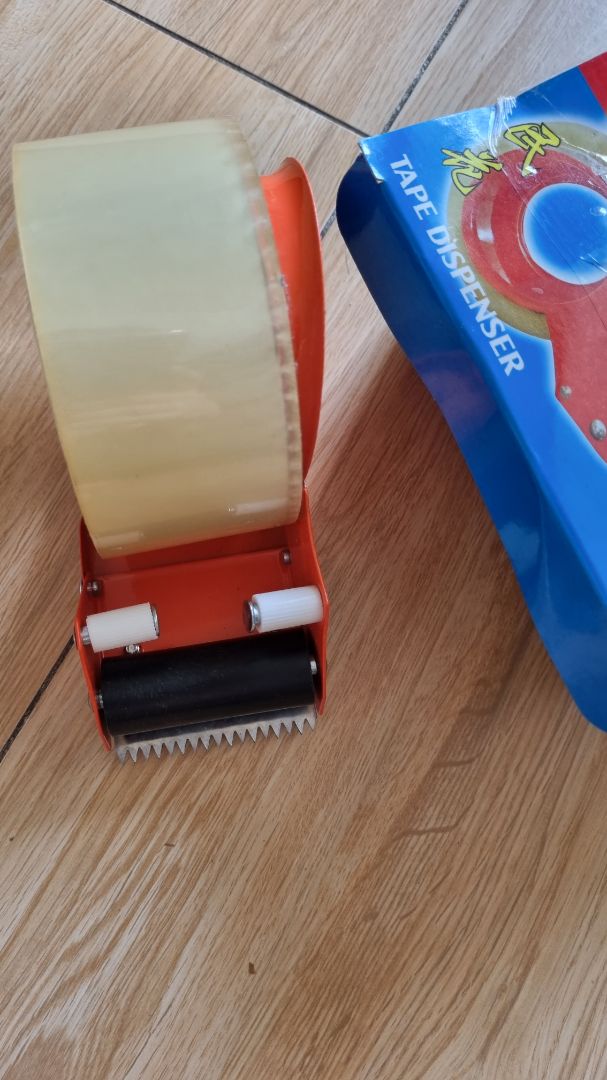 lỏng lẻo mỏng manh cứ như nhựa, cầm ộp ẹp thế nào ấy. Gắn băng keo vào mà méo méo, lệch 1 bên, nhìn xấu lắm, khi kéo băng keo phải cầm thật chặt k là nó văng cuộn băng keo ra. Mình thấy giá chổ shop cũng k phải rẻ nhất, lúc mình mua là 27k, trong khi n nơi là 20k, nhưng chất lượng cũng k như mong đợi. thôi kệ xài tạm thay cây kéo bị gãy vậy. Lần sau sẽ k mua hàng shop này nữa ạ.