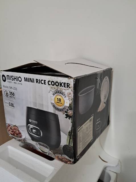 Nắp nồi bên trong quảng cáo là viền đen luôn, nắp nồi nhận được là viền trắng bên trong, và cái vỏ thùng carton đựng nồi hơi cũ kèm theo là nắp thùng mở sẵn rồi, chỉ là đậy hờ hững rồi gói mút nilong bên ngoài lại thôi, ko có tem niêm phong, nên ko biết là cái nồi mới ship cho mình phải sp chất lượng ko nữa