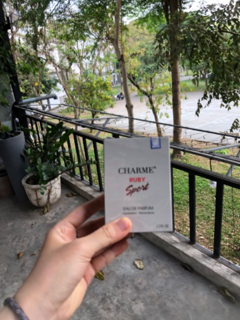 Giao hàng cực nhanh luôn, shop đóng gói cẩn thận, nước hoa thơm toả hương xa và lưu hương lâu, có team chính hãng nên yên tâm nhé mng