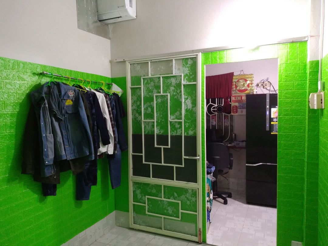 Về sản phẩm thì màu như hình xốp dày 0.4.Về giao hàng thì ở Hà Nội nên 3,4 ngày.Đóng gói thì quá tệ k có chêm thêm xốp hay bọc kín để khỏi bị rách hoặc gãy góc .Tóm lại thì ok chỉ rách 1 tí 2 tấm