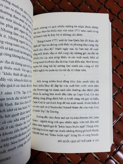 Sách nhiều nội dung phong phú liên quan đến đời sống chứ không chỉ riêng muối. Tuy nhiên "Muối" là một tiến trình lịch sử chứ không đơn giản như vị mặn của nó. Đáng đọc, đáng suy ngẫm và cũng đáng để mua sách.