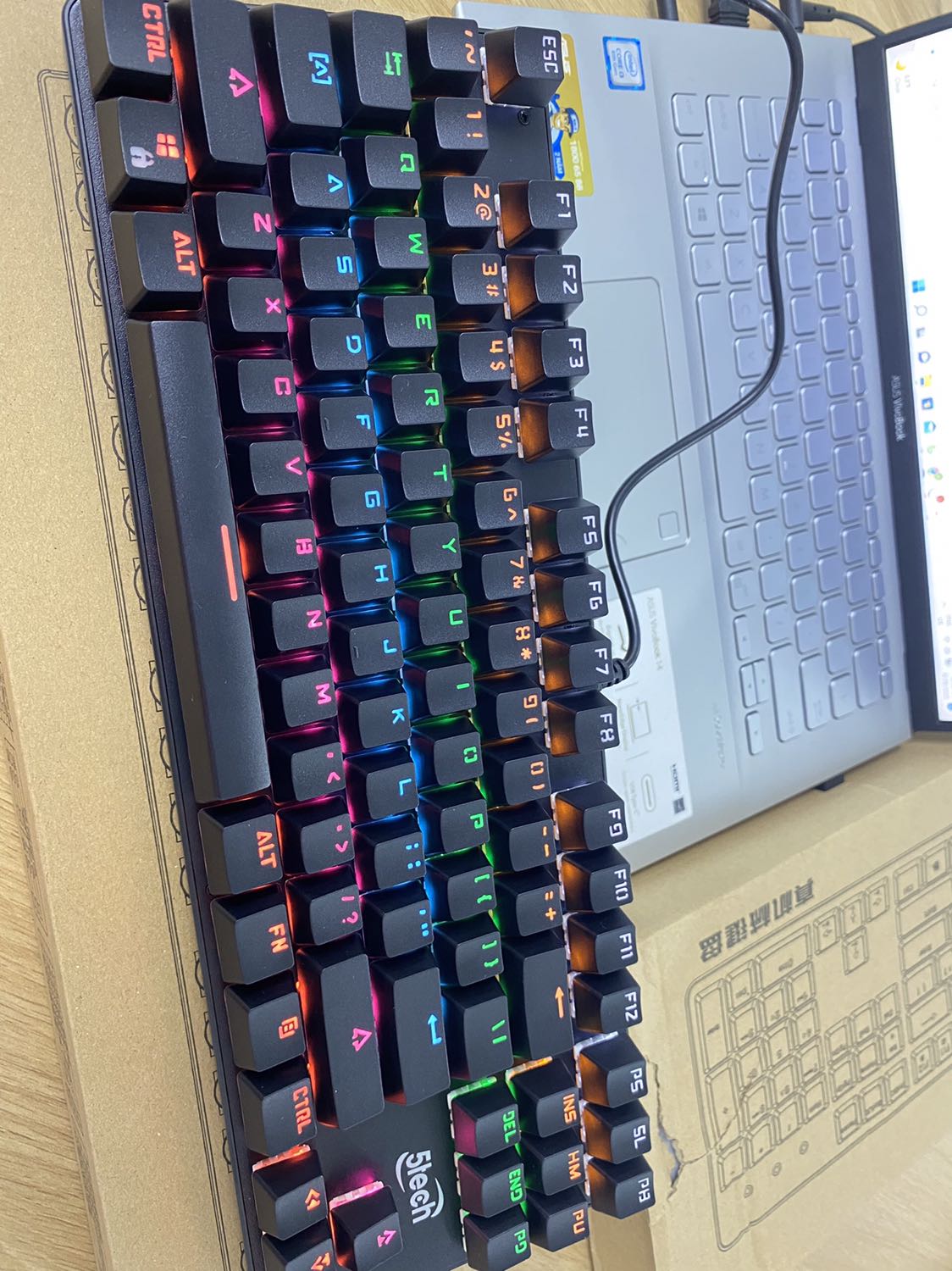 Ok quá shop ơi.Giao hàng nhanh, đóng hàng chắc chắn, màu đẹp, rất ưng nhé..., tiếng gõ phím nghe rất phê nha. Mà bấm cũng nhạy, k bị trễ. Buổi tối mà bật đèn led nhấp nháy thì quá đẹp luôn. Ncl chất lượng tuyệt vời, đáng tiền mua nhé. ae múc ngay em này đi, quả shop uy tín nhiệt tình. ưng cái bụng Ok quá shop ơi.Giao hàng nhanh, đóng hàng chắc chắn, màu đẹp, rất ưng nhé..., tiếng gõ phím nghe rất phê nha. Mà bấm cũng nhạy, k bị trễ. Buổi tối mà bật đèn led nhấp nháy thì quá đẹp luôn. Ncl chất lượng tuyệt vời, đáng tiền mua nhé. ae múc ngay em này đi, quả shop uy tín nhiệt tình. ưng cái bụng