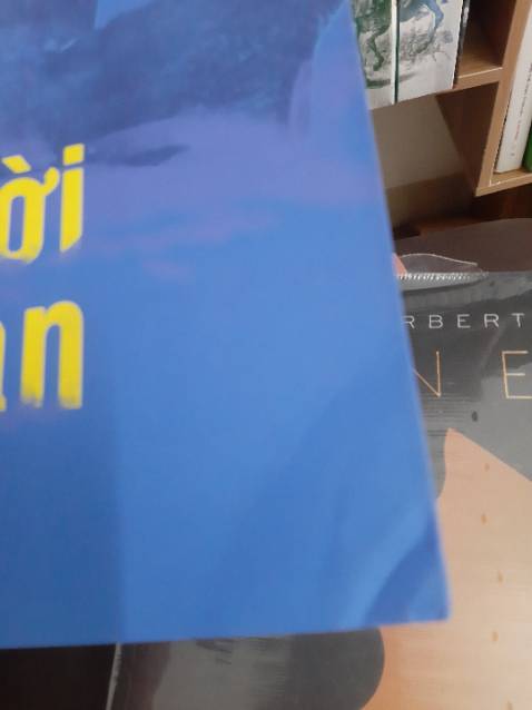 Sách bị nếp gấp ở bìa. Hơi xấu