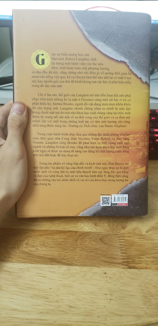 Hình thức sách không vấn đề gì, giấy vàng dịu mắt. Về nội dung thì đây vẫn là một tác phẩm hay của Dan Brown. Vẫn phong cách lôi cuốn,  kịch tính và đầy bất ngờ đã làm nên thương hiệu của tác giả. Tuy nhiên phần kết thúc và giải quyết nút thắt trong truyện hơi có cảm giác gượng và một chút gò bó. Mặc dù vậy cuốn sách cũng đủ khiến mình bỏ 1 ngày làm việc để đọc bằng hết. xD