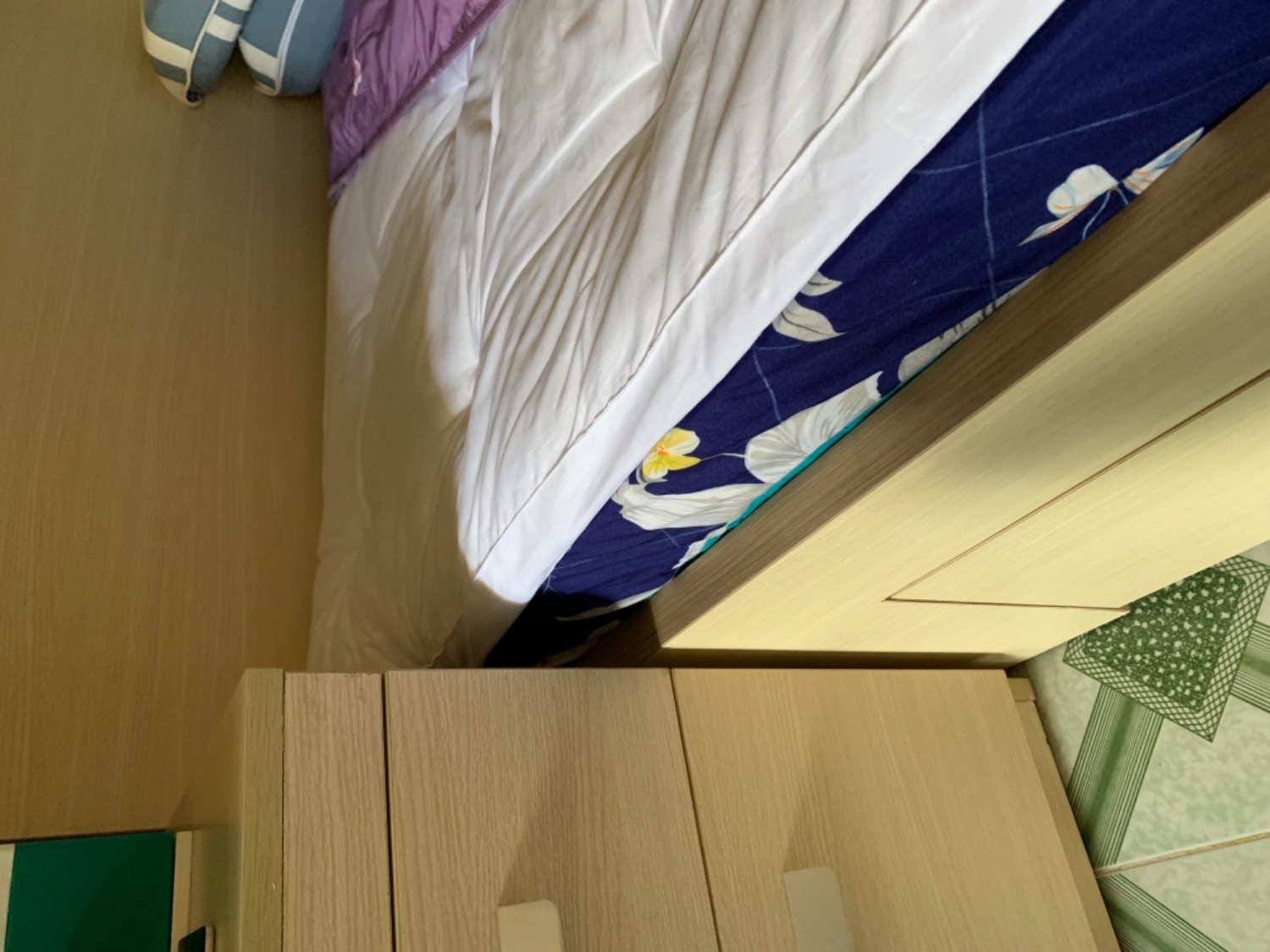 Đối với những ai nằm nệm vẫn thấy cứng thì bổ sung thêm topper là 1 lựa chọn tối ưu. Trước đó mình thường bị đau lưng mỗi khi ngủ dậy dù mình xài nệm cao su tốt. Qua tìm hiểu thì mọi người khuyên mua thêm topper. Từ khi xài topper thì mình cảm thấy bớt đau lưng hẳn. Thương hiệu Edena uy tín nào giờ và mình ko thất vọng khi mua sản phẩm này. Sản phẩm mềm và êm. Độ dày 5cm theo cá nhân mình nghĩ như vậy là vừa, vì nếu chọn dày hơn nữa thì nằm sẽ lún hơn, ko tốt cho lưng.