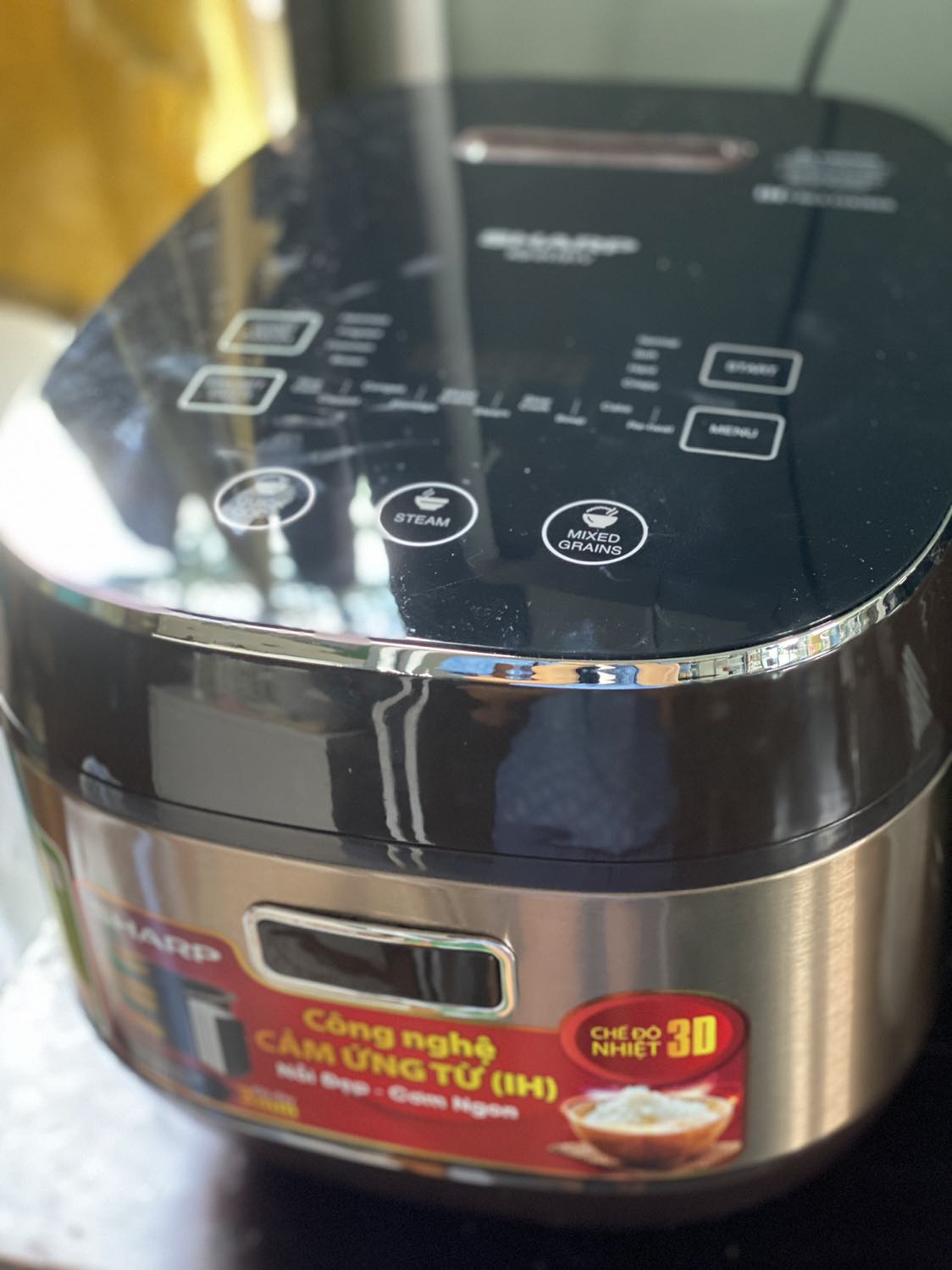 Giao hàng bị bể phía sau nồi, lỗi này do kiểm hàng biết bể vẫn giao cho khách ko phải do lỗi vận chuyển 
Dù mùa Dịch đợi hơn 2 tháng hàng mới ra tới nơi 
Nồi Sharp nấu cơm ngon có nhiều chức năng nấu để chọn lựa