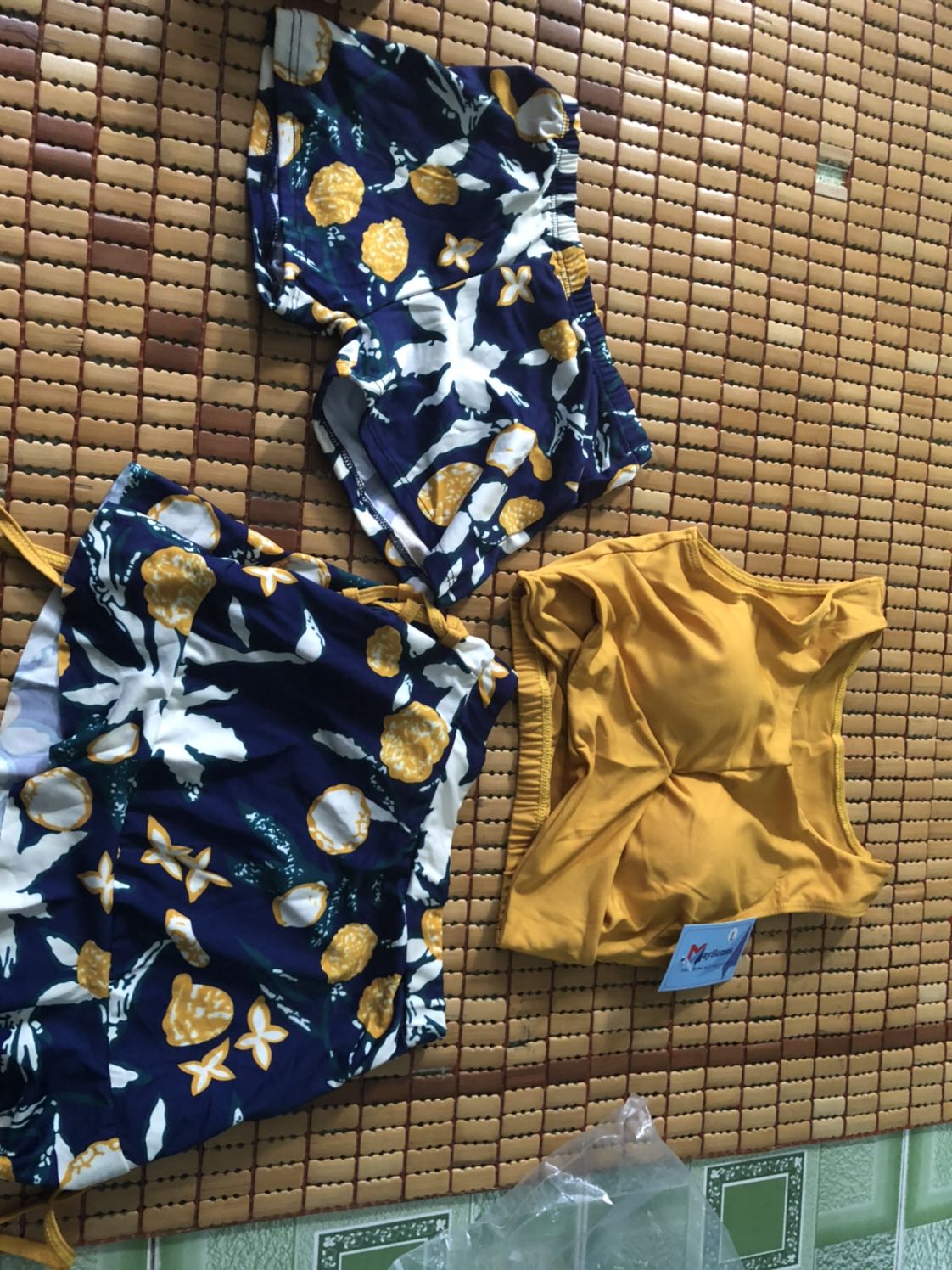 Mình mua hàng vì thấy đánh giá tốt và màu sắc đẹp.
Tuy nhiên chất vải kém như đồ bộ mặc nhà chứ không phải đồ chuyên cho đi bơi (chất vải mát, co giãn tốt, thấm hút và giữ ấm)
Quần và váy riêng chứ không có quần bên trong váy nha các bạn nên xem xét kỹ khi mua hàng.
Mua về mặc đi bơi cũng phải mặc chung với nhau.