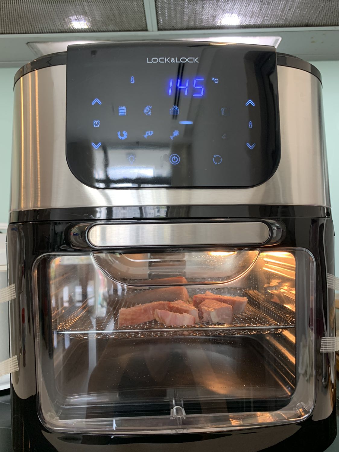 Chất, giao hàng cực nhanh,  đóng gói kỹ. Hàng mới 100%, không có vết xước như một số đợt giao trước. Nhiệt độ khá đúng. Mn nhớ coi hd vì chỉ có cài thòi gian hoăc nhiệt độ, nếu không thì chọn loại thưc phẩm, đang nướng mà đổi nhiệt độ hay thòi gian thì cẩn thận nó làm lại từ đâu khác đó nha ?