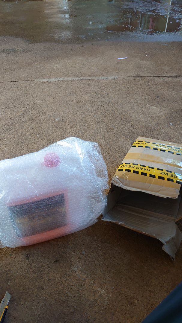 hàng giao đúng hẹn, bọc cẩn thận.
hàng chiết, bao bì tự in ko có thành phần, cách sử dụng sai quy tắc chăm sóc xe vì ko đc xịt dd trực tiêp lên bề mặt vật liệu mà phải xịt vào cọ trc để tránh phản ứng
pH tầm 9 nên cũng dạng kiềm nhẹ