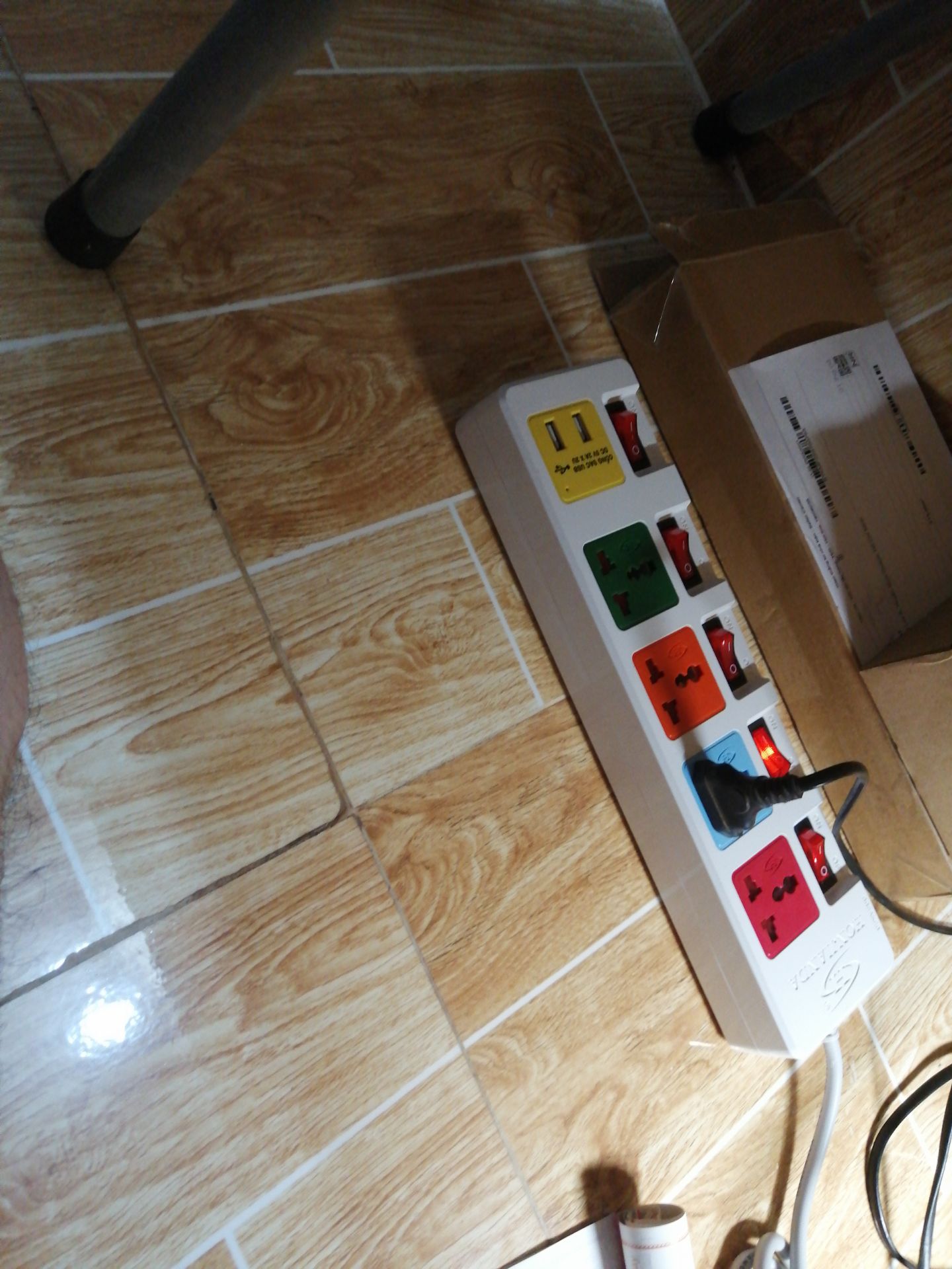 Giao hàng nhanh.. Xài OK.
Mình hay sạc pin laptop nhưng cắm vào ổ điện cũ thì cứ bị chập điện.
 Còn cái này có công tắc nên khi bật công tắc lên sạc pin lap nó không chập điện nữa.