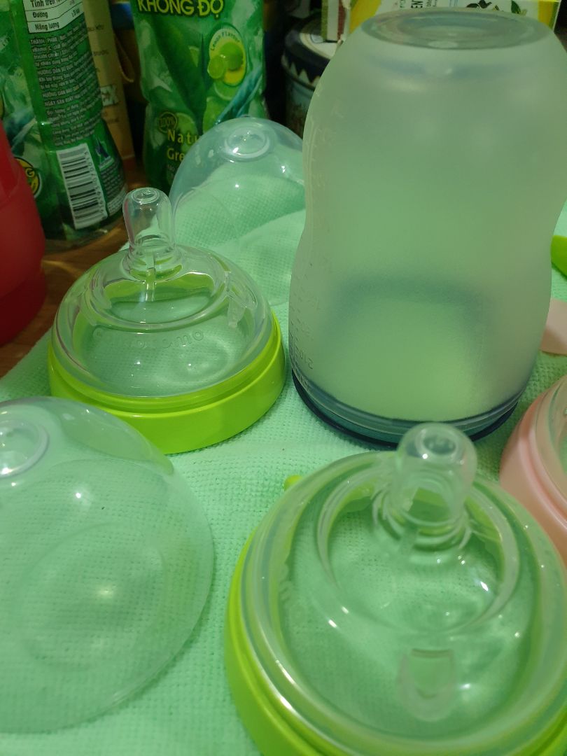 Bé nhà mình chỉ chịu bú mỗi bình này thôi, bình này thì ko có gì chê rồi. xài rất tốt. shop đóng gói đẹp, cẩn thận. mua được giá tốt hơn ở các cửa hàng.