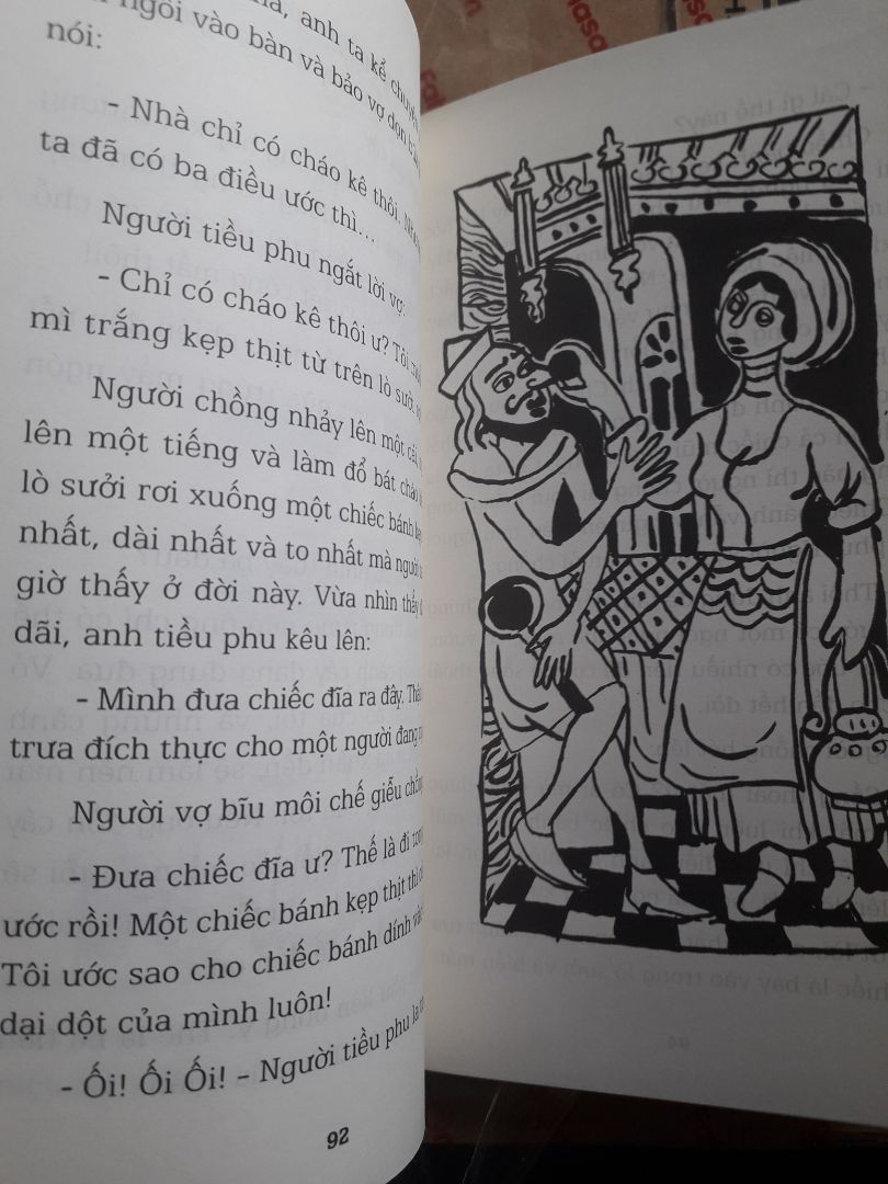 sách đẹp, mình nhìn hình thì chỉ nghĩa bìa in bình thường thôi, nhưng nhận về thì chữ Aeosop vs viền hình có nhũ vàng. Nội dung ngụ ngôn Aesop thì hay rồi, Fontaine diễn thơ trên nó mà. mình có bản pdf nhưng mua sách cho dễ đọc vs nhìn hình minh họa. Thường sẽ hay gặp thơ ngụ ngôn La Fontaine hơn, nhưng mình thích kiểu kể xuôi này hơn. Hình minh họa đẹp