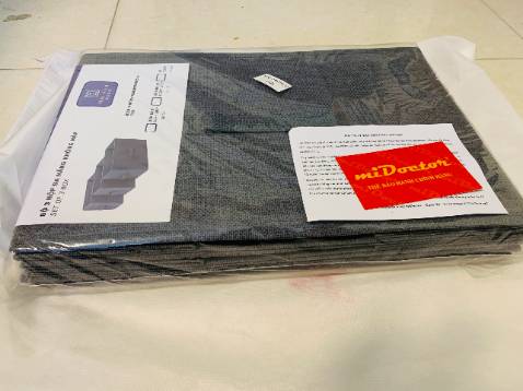 Hihi, mới nhận hang vừa nãy, liền khui đồ luôn và nhận xét cho mọi người nhìn ạ. Sản phẩm combo 3 chiếc này ban đầu cứ sợ sơ sài và mềm nhão, nào ngờ khi nhận hang mình rất bất ngờ. Hộp được tháo xẹp và cho vào túi xinh xắn 3 chiếc chắc chắn. chất vải oxford theo quảng cáo, mình thấy nó hơi sờn sờn, và không phải là vải dệt nên mọi người lưu ý sử dụng đừng để bị dính nước.
Nén bìa carton chắc chắn, dập khuôn tốt và ép chặt nên hộp đứng dáng và khá chuẩn, đựng đồ nặng được như giấy tờ tài liệu. mình đã mua cho nhà mình 1 combo và cty 1 combo 3c, sử dụng để thoái mái. Có điều lưu ý là ko để mất đồ nhọn như kéo, dao, hay những đồ sắc mảnh vì dễ đâm bục hộp. còn lại cứ an tâm để đồ thôi ạ. Dung xong ko dung tới lại tháo xẹp cất đi, tiện lợi.hihi