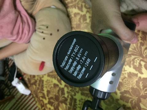 Giao hàng siêu nhanh, ở Hà Nội nay đặt thì mai có luôn, dùng nó đấm ban đầu nhột kinh nhưng được cái sướng :))) Con này vỏ bằng kim loại nên cầm khá chắc, rung khá mạnh, phần vỏ bên ngoài không bám bụi, mồ hôi nên cầm rất sạch. Quá là ưng luôn