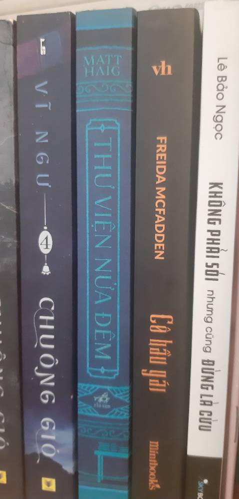 Nội dung: cũng hay và với mình thì khá cuốn đoạn đầu với cuối ạ :0 do thích nvat Millie hơn
In ấn: rõ nét, rất thích kiểu font chữ này
Bìa: đẹp, không trầy xước
Kích thước: có phần hơi thấp hơn sách có độ dày tương tự của các nxb khác
Chất lượng giấy: tốt, mùi hơi khác so với những quyển sách mình từng mua nhưng vẫn thích hít lấy hít để (nếu là cô gái văn chương, hẳn mình sẽ cho mấy trang giấy vào miệng ăn)