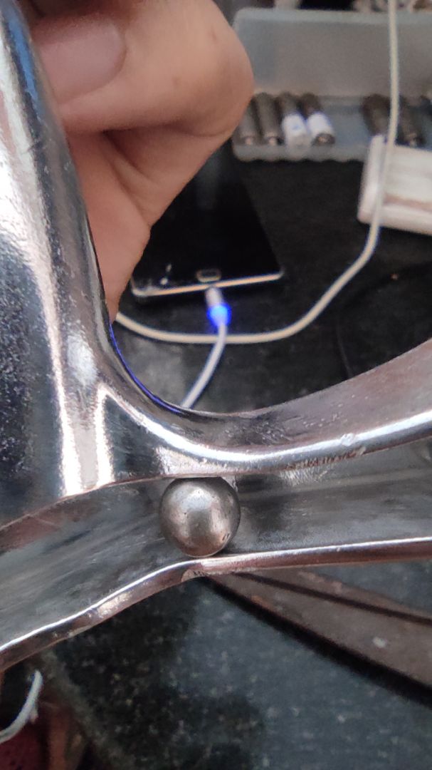 23.500k quá ngon tiki ơi . chất liệu như là hợp kim nhôm mình thử nam châm không bắt chắc ko phải là gang như tem nhà cung cấp dán
phần ở trong là kim loại luôn
khe hở phần ngoài và phần ép hơi to dù chưa sử dụng nhưng thấy chưa hợp lý vì hoa quả sẽ chòi ra khu vực này nếu là quả cứng