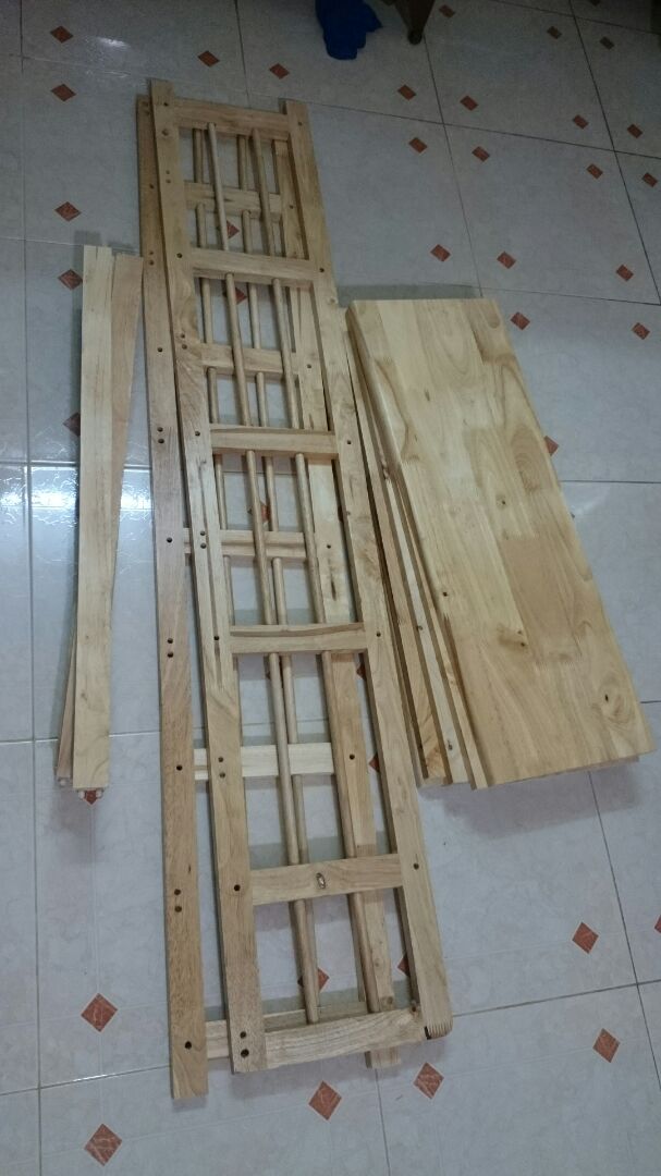 Kệ giao cho mình thiếu bộ ốc vít, không biết lắp ráp sao đây. Do người nhà nhận hàng khá lâu, mình có việc nên vừa rồi khui hàng để ráp thì mới biết. Đã liên hệ Tiki hỗ trợ mình nhưng chưa có kết quả. Ngoài ra 1 đầu thanh ngang bị tét như hình mình chụp. NCC nên chú ý hơn khi đóng gói sản phẩm!