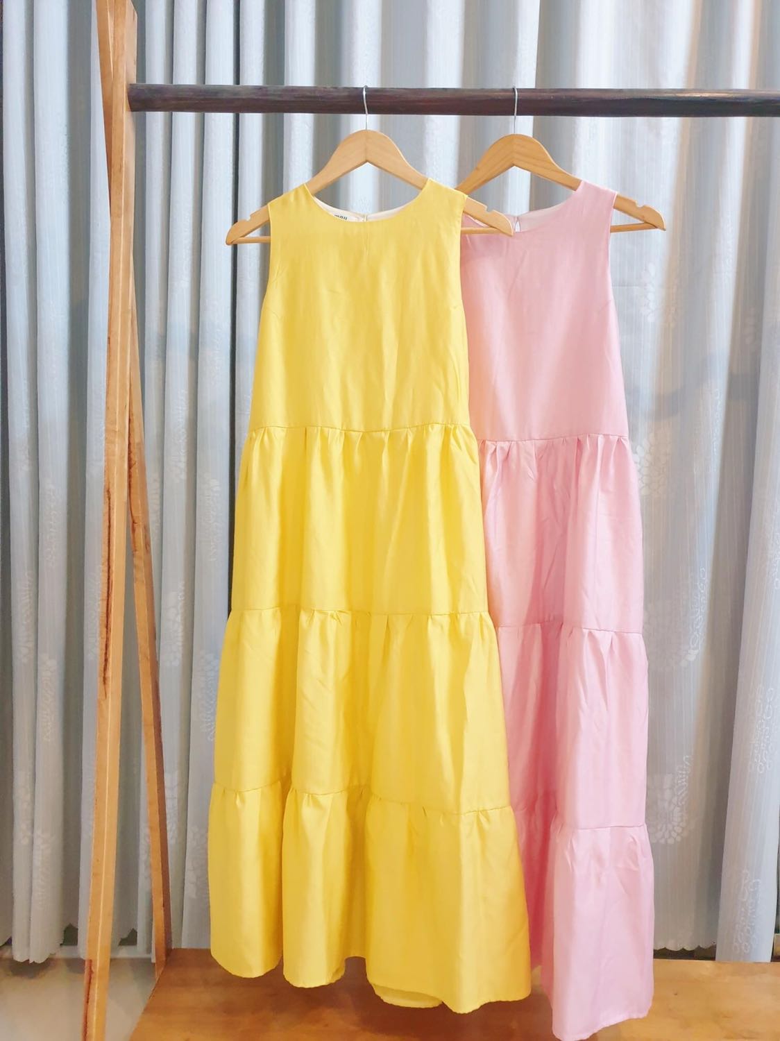 sản phẩm dùng tốt nhưng ban đầu xài vẫn nghe mùi nhựa hơi nhiều . Bình toả nhiêt nhiều nên bàn gỗ để bình nóng ran sau khi để 30p