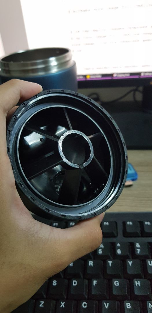 Mới mua xài ổn, lâu dài chưa biết. Bị cái là nắp có cánh quạt không tháo ra được, vệ sinh rất khó khăn. Mất thời gian hơn nhiều so với bình lắc nhựa thường.