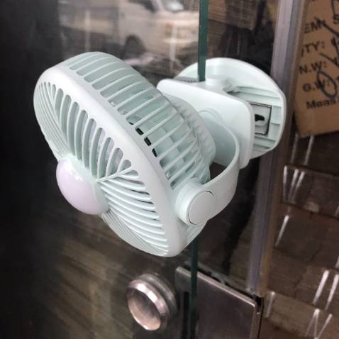 Quạt chạy mát lắm. Kẹp chắc chắn. Tiện dụng