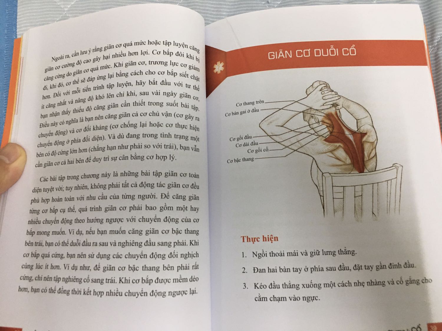 Về chất lượng: Sách dày, giấy in đẹp và thơm. Về hình thức: Cách thiết kế bắt mắt với tông màu cam nâu nhưng nên chú ý thay đổi kiểu trang trí một chút để tránh gây hiểu lầm là giấy bị nước làm loan, lem hay cũ mốc như nhiều đánh giá nông cạn khác. Không có kiểu bị loan hay lem hay mốc nào mà giấy phẳng như thế, nhìn giống nhau y hệt như thế và khi đóng sách lại nhìn bên hông các trang (không phải gáy sách nhé) lại trắng sạch như thế cả. Về nội dung: sách trình bày phải nói rất chi tiết và quá tỉ mỉ đến mức mình tưởng chuẩn bị học y đến nơi. Những kiến thức giải phẫu học, cơ xương và vai trò của chúng tác động qua lại với nhau ra sao... ban đầu tưởng không cần thiết nhưng rất có ích với những huấn luyện viên, bác sĩ (Đông Tây Y) muốn có kiến thức nền tảng sâu và chắc chắn để phục vụ công việc lên giáo án tập, làm vật lý trị liệu hay bổ trợ cho công việc khi cần. Người đọc bình thường cũng không cảm thấy khó khăn trong việc tìm kiếm thông tin mình cần vì sách cũng trình bày những nội dung chính rất ngắn gọn và sáng *** có thể nắm được ngay. Các hình vẽ minh hoạ đẹp và to dễ hình dung. Dịch thuật theo mình là rất ổn vì mình đọc thấy dễ hiểu và vì mình chưa đọc hết nhưng nếu có lỗi nào đó về dịch thuật thì mình tin nó cũng không trầm trọng mà có thể bị nghiêng về văn phong chưa tự nhiên thôi mà điều đó thì có thể cho qua vì đây là sách để lấy thông tin học tập chứ không phải tiểu thuyết. Tóm lại là sách đáng mua nếu bạn ý thức được sức khoẻ là vô giá.