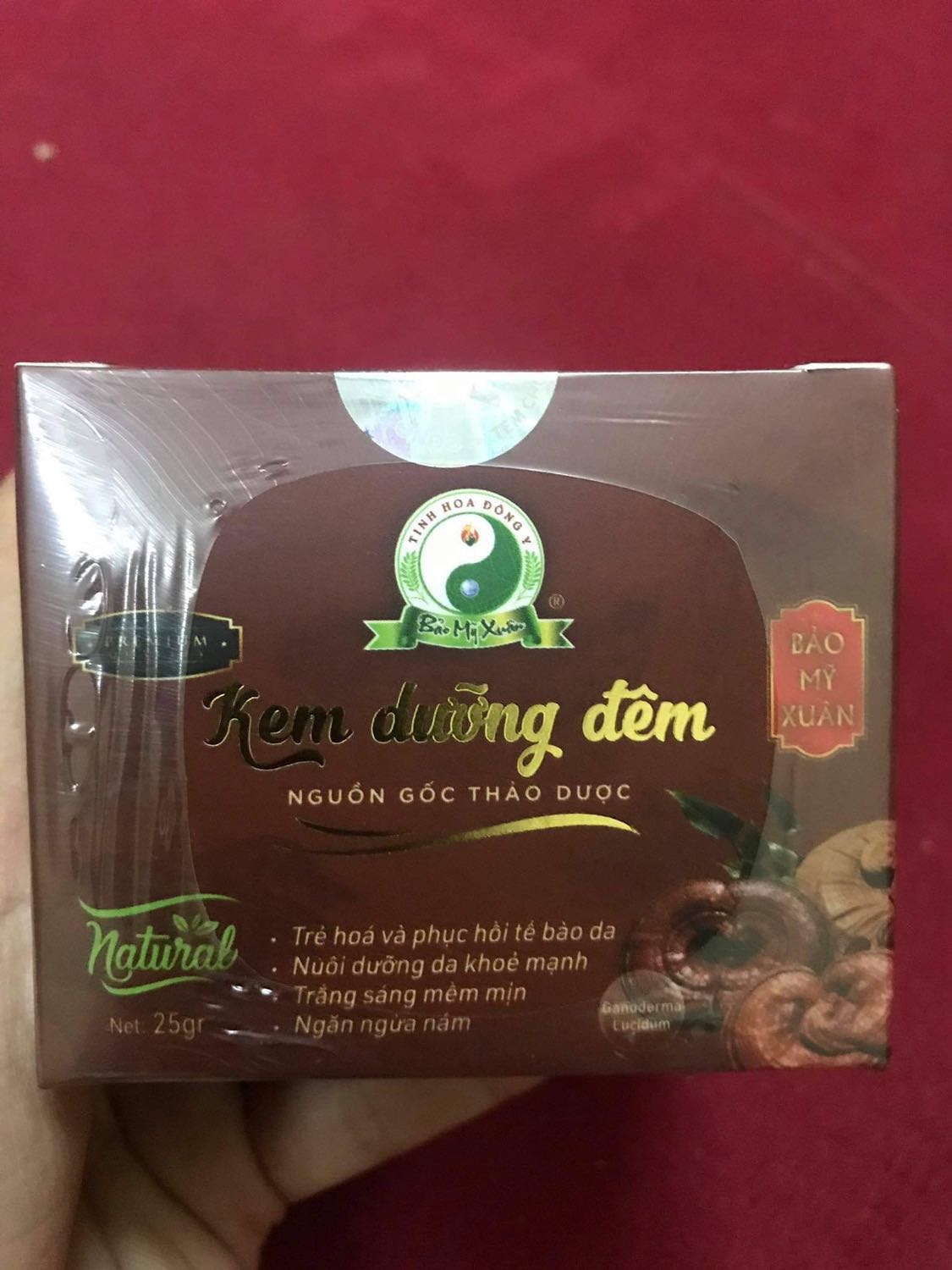 Đã dùng sữa rửa mặt và kem ngày do cô e giới thiệu, thấy hợp quá nên lại mua thêm kem dưỡng đêm. Combo dùng xong mềm, mướt, mịn, thành phần thảo dược thiên nhiên đúng là rất yên tâm. May quá giờ da lại đc mềm như da e bé rồi 🥰 à giá tốt lại còn đc tặng kèm quà, tks shop