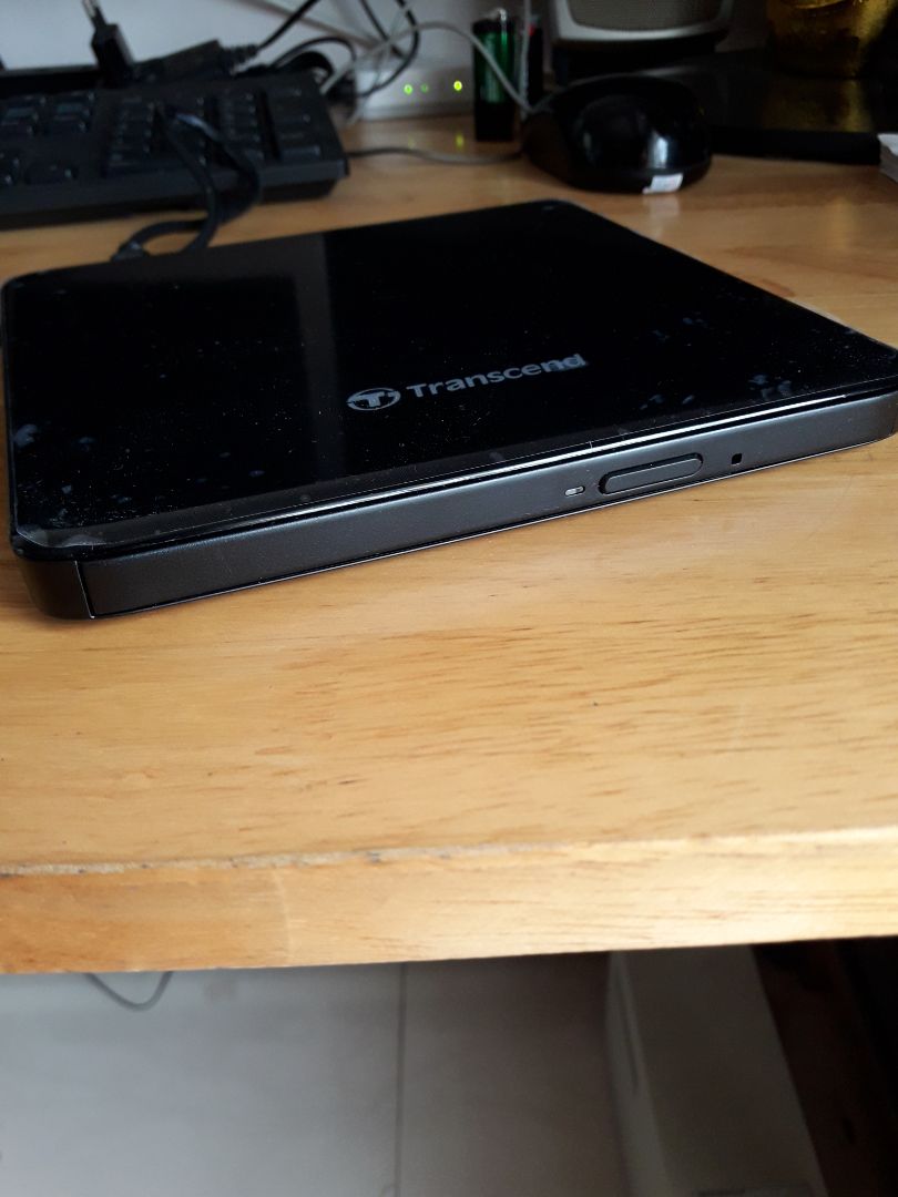 Sử dụng ổn. Chi tiết nhựa của sản phẩm khá mỏng vì vậy phần vỏ sản phẩm hơi ọp ẹp. Logo và chi tiết trên sản phẩm nhận được khác so với hình ảnh quảng cáo, cụ thể trên mặt trước khay đĩa hoàn toàn trống trơn không hề có nội dung in trên bề mặt.