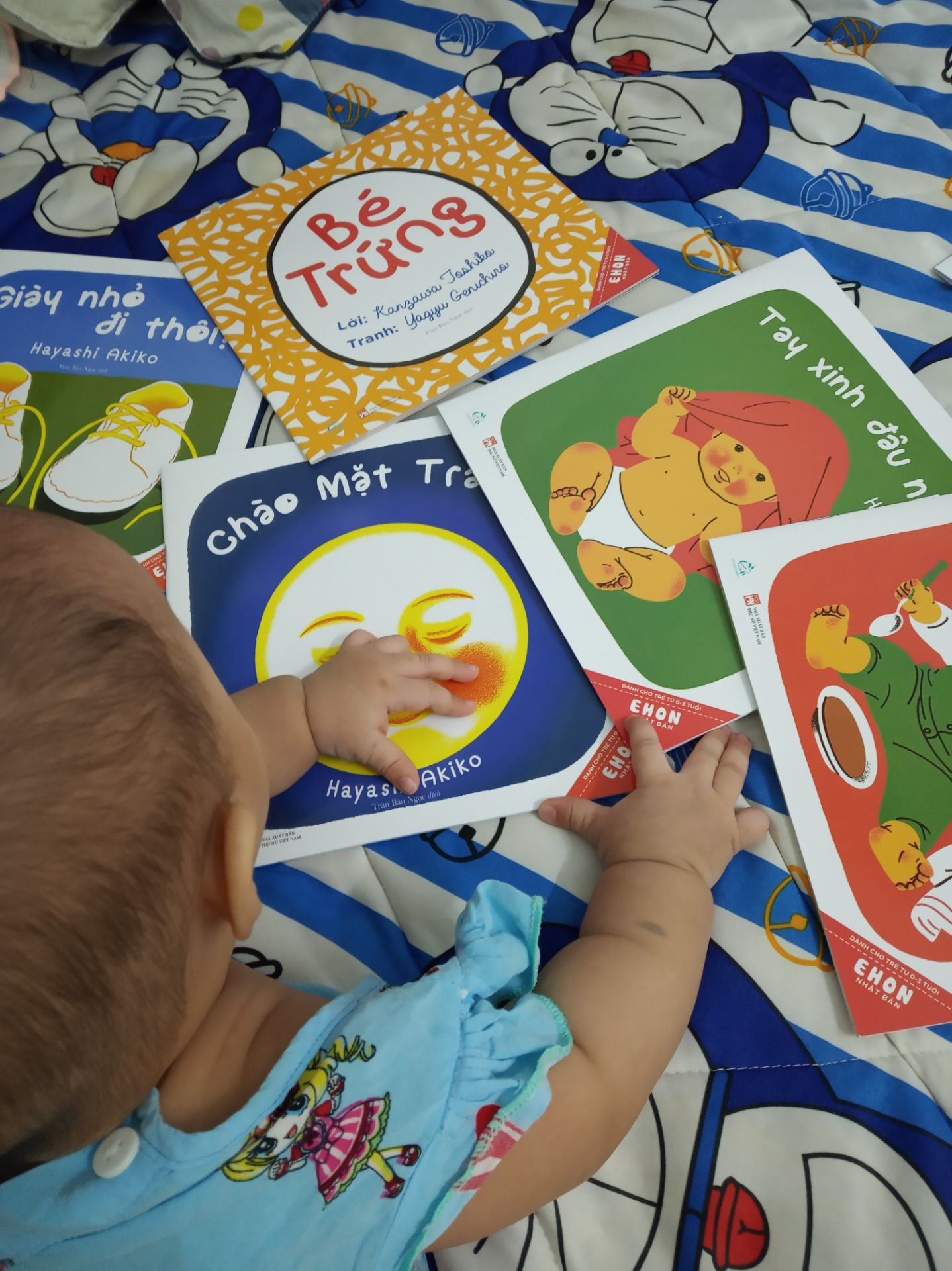 tiki giao hàng nhanh. Sách đẹp, tranh vẽ rõ ràng, bé rất thích. Giá in bìa cả 7 cuốn đều 29k tính ra mua combo trên tiki vẫn lợi hơn ra nhà sách nhiều.